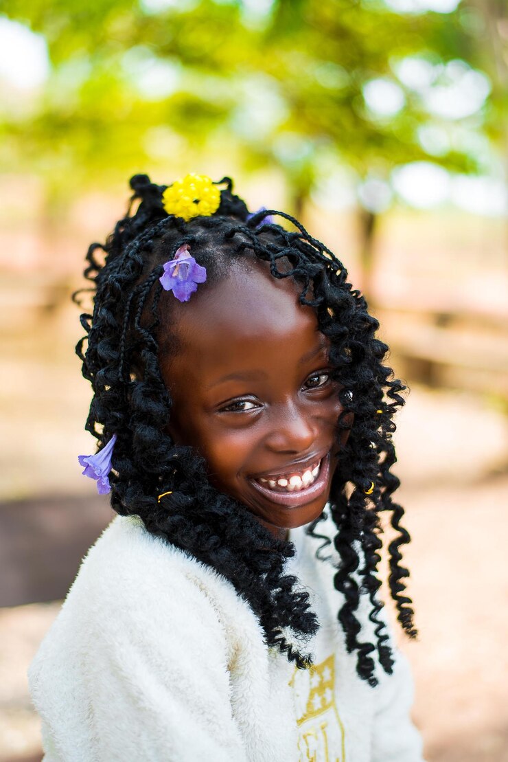 Photo portrait d'une jeune fille à l'extérieur souriante, heureuse et mignonne.