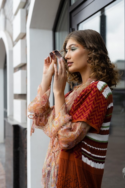 Portrait d'une jeune fille à l'extérieur