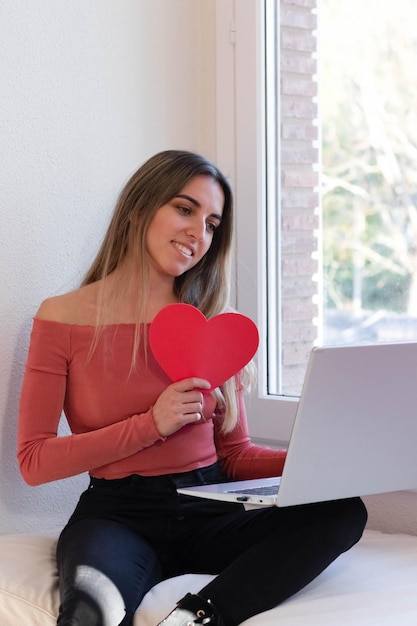 Portrait d'une jeune fille faisant un appel vidéo avec son petit ami