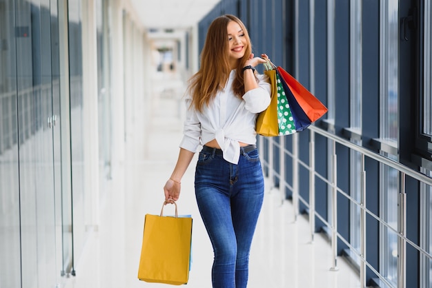 Portrait de jeune fille Fashion Shopping