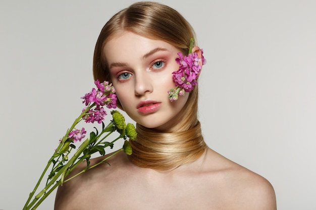 Portrait d'une jeune fille avec une fleur dans les cheveux