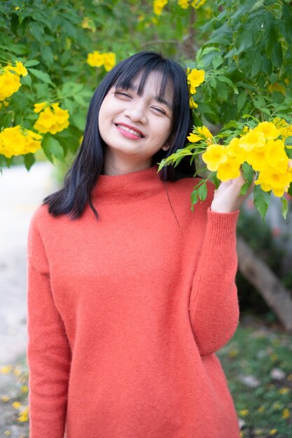 Portrait jeune fille avec des fleurs jaunes