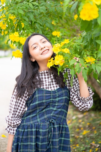 Portrait jeune fille avec des fleurs jaunes