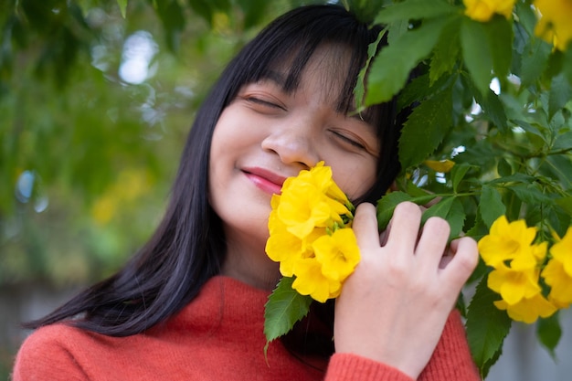 Portrait jeune fille avec des fleurs jaunes