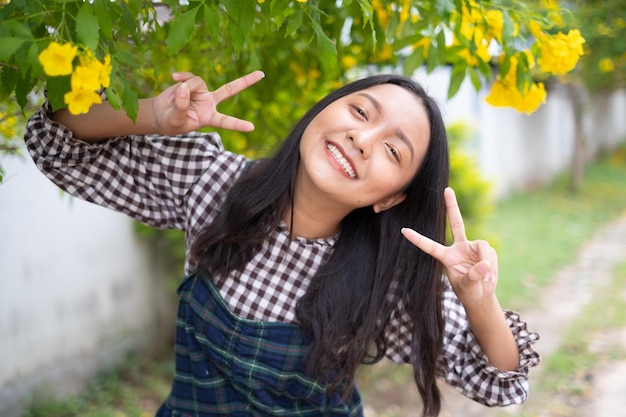 Portrait jeune fille avec des fleurs jaunes