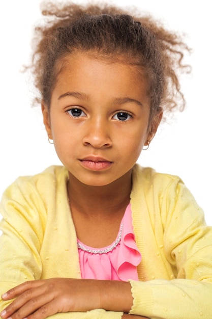 Portrait d'une jeune fille sur un fond blanc isolé