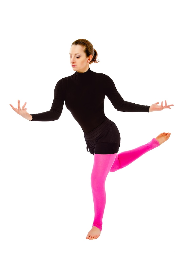 Photo portrait de jeune fille sur fond blanc en pose de danse