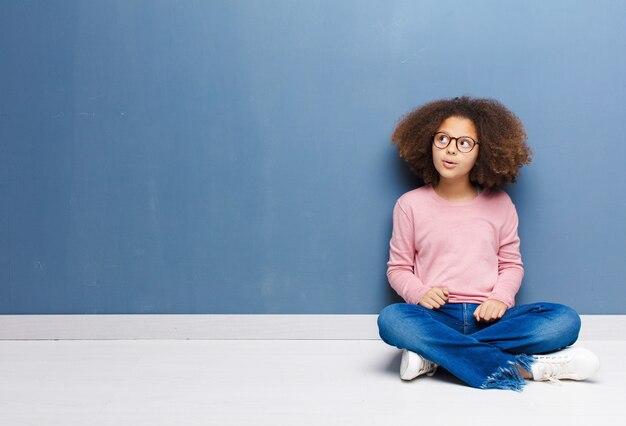 portrait de jeune fille sur fond bleu