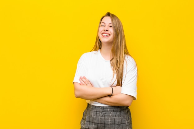 portrait de jeune fille sur fond jaune