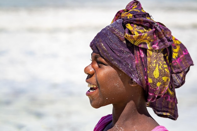 Portrait d'une jeune fille avec un foulard sur la tête de profil. Zanzibar. Tanzanie