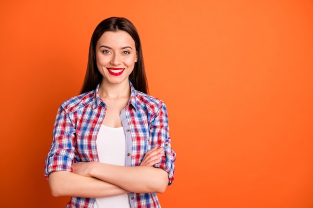 Portrait de jeune fille gaie les bras croisés bonne humeur