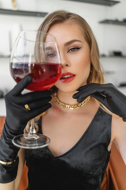 Portrait d'une jeune fille avec un grand verre de vin