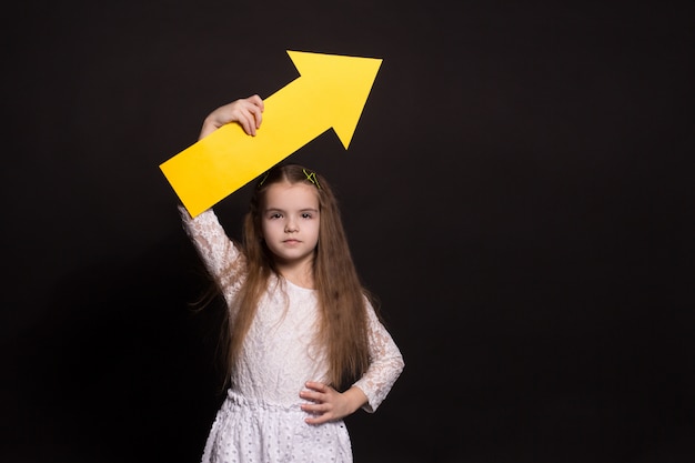 Photo portrait d'une jeune fille avec une grosse flèche