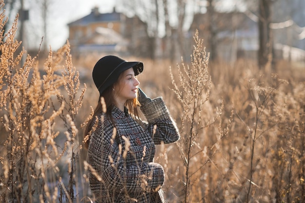 Portrait d'une jeune fille en habits de printemps sur fond de roseaux 3499