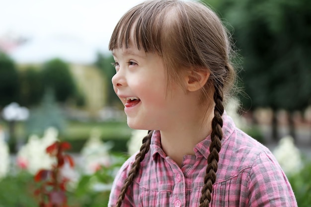 Portrait de jeune fille heureuse dans le parc