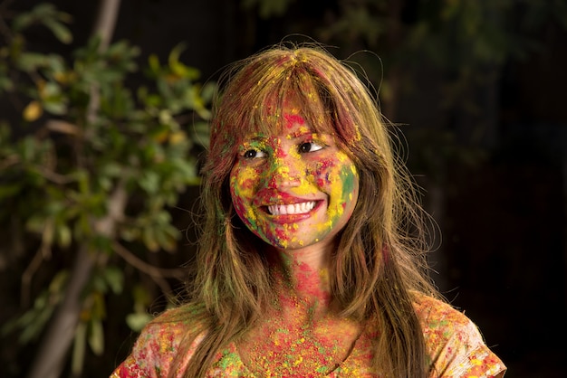 Portrait d'une jeune fille heureuse sur le festival des couleurs Holi. Fille posant et célébrant le festival des couleurs.