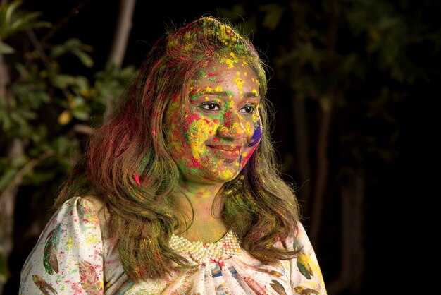 Portrait d'une jeune fille heureuse sur le festival des couleurs Holi. Fille posant et célébrant le festival des couleurs.