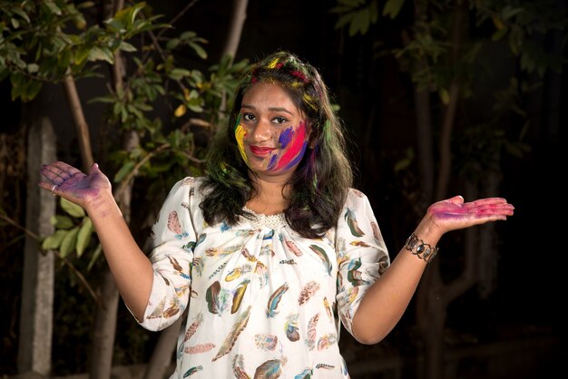 Portrait d'une jeune fille heureuse sur le festival des couleurs Holi