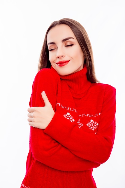 Portrait de jeune fille heureuse en pull d'hiver chaud rouge