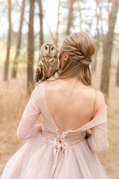 Portrait d'une jeune fille avec hibou