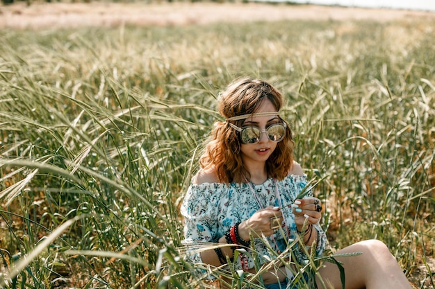 Portrait d&#39;une jeune fille hippie sur un champ de blé