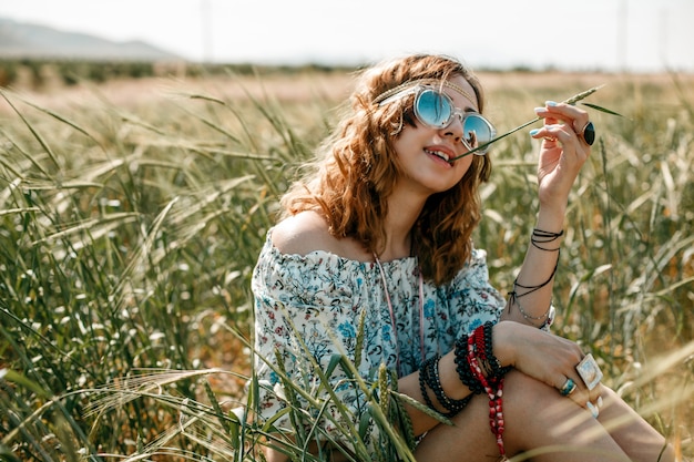 Portrait d&#39;une jeune fille hippie sur un champ de blé