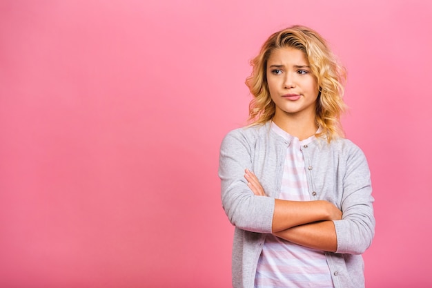 Portrait de jeune fille hispanique en colère a souligné sceptique et nerveux, fronçant les sourcils bouleversé à cause du problème