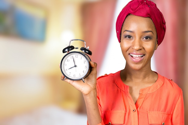 Portrait de jeune fille avec horloge