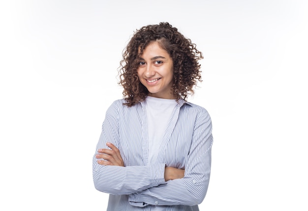 Portrait d'une jeune fille indienne souriante sur blanc isolé.