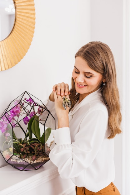 Portrait d'une jeune fille à l'intérieur, florariums à l'intérieur, solutions intérieures, affaires et maison