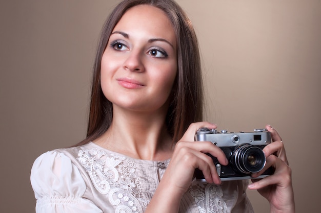 Portrait d'une jeune fille joyeuse avec caméra