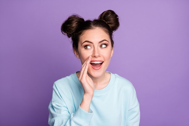 Portrait d'une jeune fille joyeuse entendre une nouveauté incroyable se tenir les lèvres par la main porter un pull à la mode décontracté et élégant isolé sur fond de couleur violet