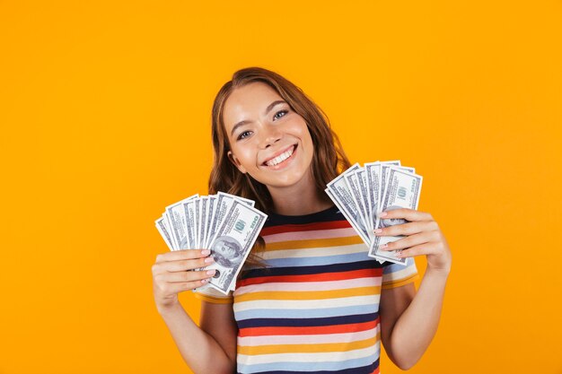 Portrait d'une jeune fille joyeuse souriante