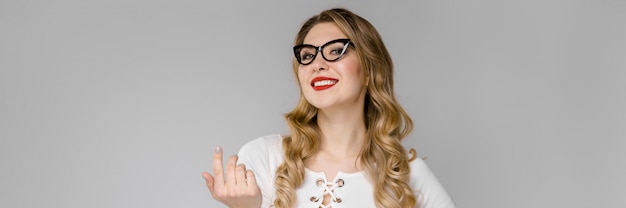 Portrait, jeune, fille, lunettes, blouse blanche, fond gris