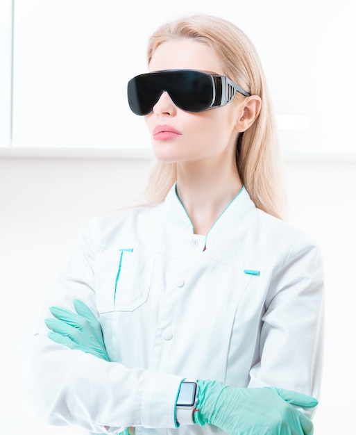 Portrait d'une jeune fille à lunettes noires pour l'épilation au laser. Concept de cosmétologie, chirurgie plastique, industrie de la beauté. Technique mixte