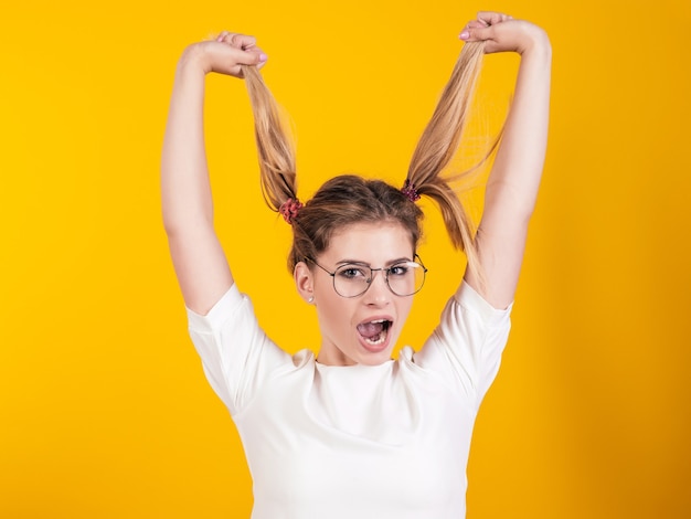 Portrait d'une jeune fille à lunettes