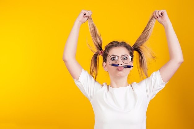 Portrait d'une jeune fille à lunettes