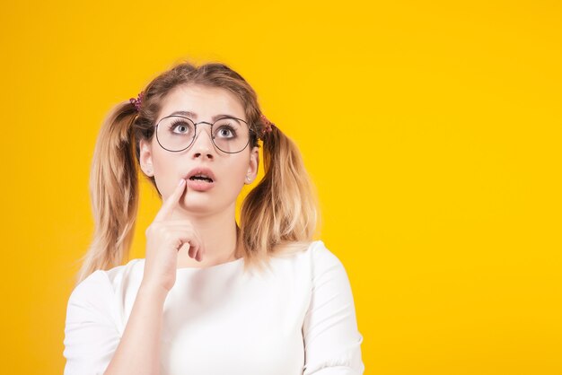 Portrait d'une jeune fille à lunettes