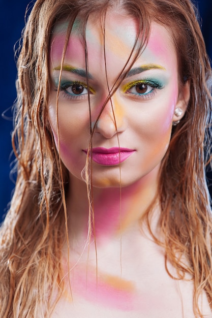 Portrait d'une jeune fille. Maquillage de couleur créative