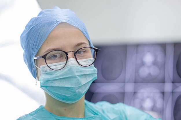 Portrait d'une jeune fille médecin en uniforme et masque