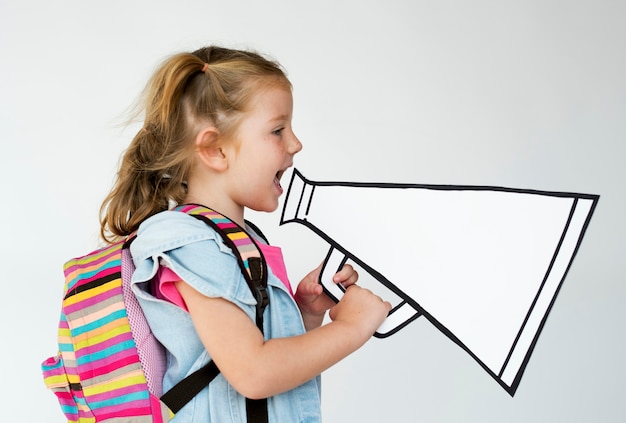 Portrait d&#39;une jeune fille avec un mégaphone