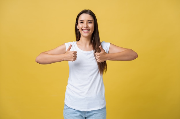 Portrait de jeune fille mignonne belle mignonne souriante regardant la caméra sur backg jaune