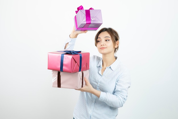 Portrait d'une jeune fille mignonne tenant une boîte cadeau avec ruban. Photo de haute qualité