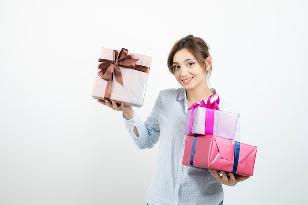 Photo portrait d'une jeune fille mignonne tenant une boîte cadeau avec ruban. photo de haute qualité