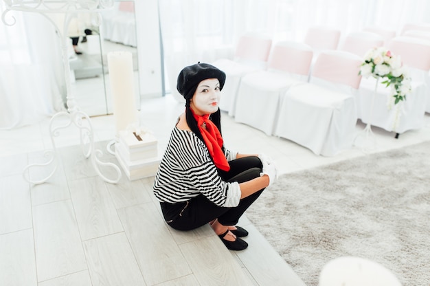 Portrait De Jeune Fille Mime Avec Chapeau Noir