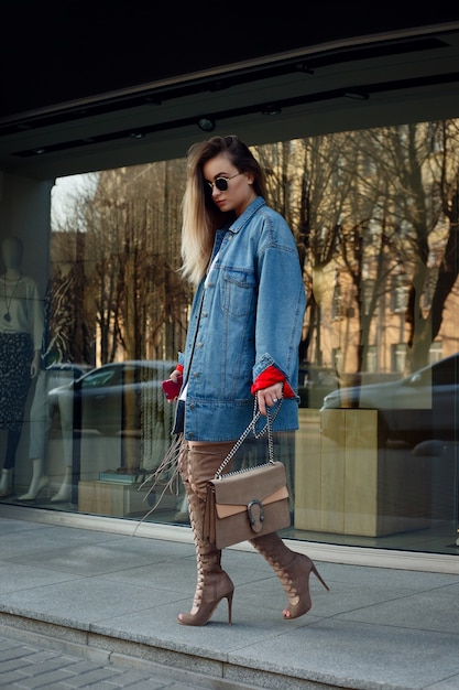 Portrait de jeune fille à la mode posant dans la rue