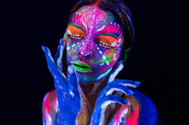 Portrait d'une jeune fille peinte à la poudre fluo