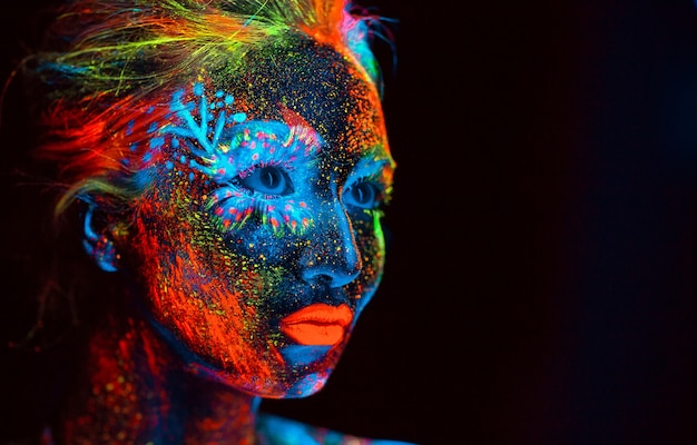 Portrait d'une jeune fille peinte en poudre fluorescente.