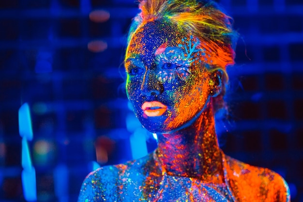 Portrait d'une jeune fille peinte en poudre fluorescente.