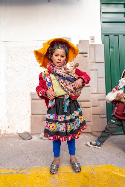 Portrait d'une jeune fille péruvienne vêtue d'un costume traditionnel Cusquenian fait main coloré. RIF andine